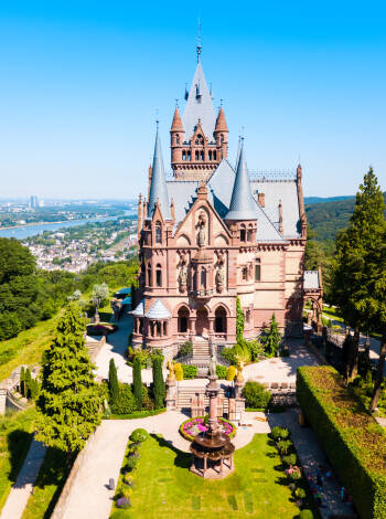 Besök vackra Schloss Drachenburg, som ligger i högt upp och ni kan njuta av en slående utsikt över området.