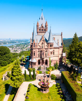 Besøg det smukke Schloss Drachenburg, som ligger i udkanten af Bonn. Slottet har en høj beliggenhed med en flot udsigt.