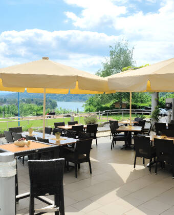 Tillbringa eftermiddagen med en kopp kaffe på hotellets terrass, och njut av den vackra utsikten och det gröna landskapet.