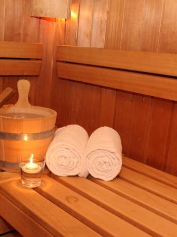 Hotellet har en liten wellnessavdelning, där ni kan slappna av i bastun och njuta av att simma i inomhuspoolen
