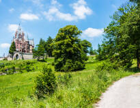 Besøg det smukke Schloss Drachenburg, som ligger i udkanten af Bonn. Slottet har en høj beliggenhed med en dejlig udsigt.