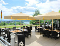Tillbringa eftermiddagen med en kopp kaffe på hotellets terrass, och njut av den vackra utsikten och det gröna landskapet.