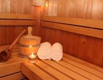 Das Hotel verfügt über einen kleinen Wellnessbereich, wo Sie in der Sauna entspannen und ein Bad im Innenpool genießen können.