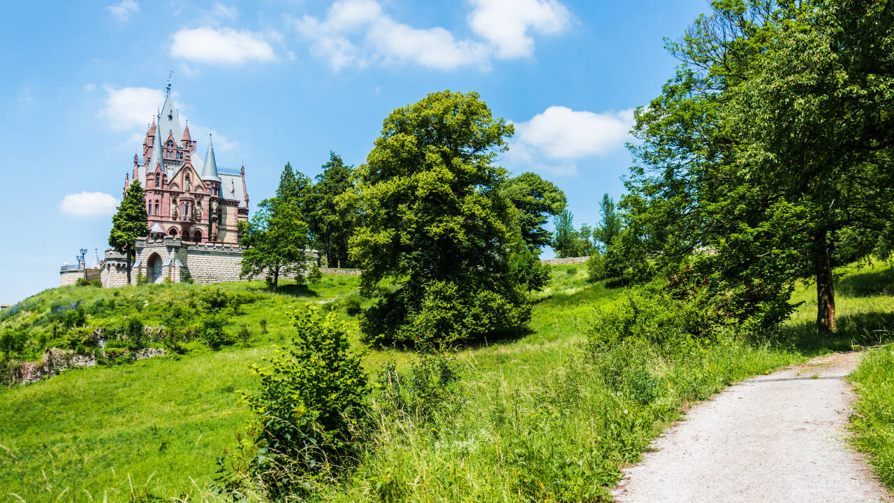 Besuchen Sie das wunderschöne Schloss Drachenburg am Stadtrand von Bonn- hoch gelegen, mit schöner Aussicht auf die Umgebung.