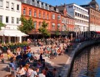 Utforska "Leendets stad" Århus, som erbjuder shopping, kaféer och spännande upplevelser.