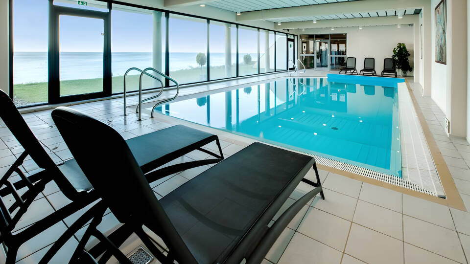 Som gäst på hotellet kan du fritt använda gym, pool och bastu.