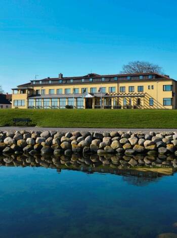 På hotellet kan dere nyte en middag i vakre og avslappende omgivelser med utsikt over havet.