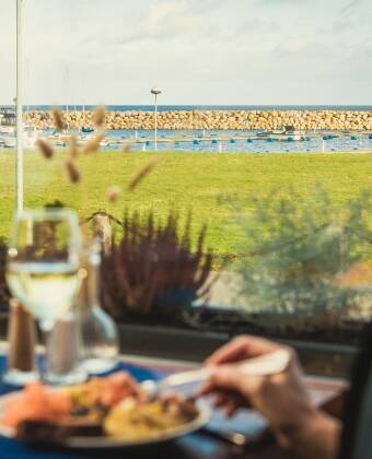 Im Hotel können Sie ein gutes Essen und den schönen Meeresblick geniessen.