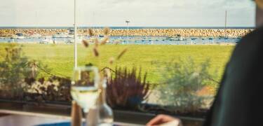 På hotellet kan dere nyte en middag i vakre og avslappende omgivelser med utsikt over havet.
