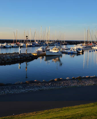 Simrishamns marina med både fritidsbåtar och mindre fiskebåtar. Den äldre fiskehamnen ligger alldeles intill.