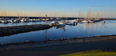 Simrishamns marina med både fritidsbåtar och mindre fiskebåtar. Den äldre fiskehamnen ligger alldeles intill.