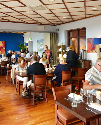 Restaurangen har havsutsikt och är populär även bland stadens invånare. Här hålls Ålagille, gåsamiddag och julbord.