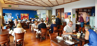 Restaurangen har havsutsikt och är populär även bland stadens invånare. Här hålls Ålagille, gåsamiddag och julbord.