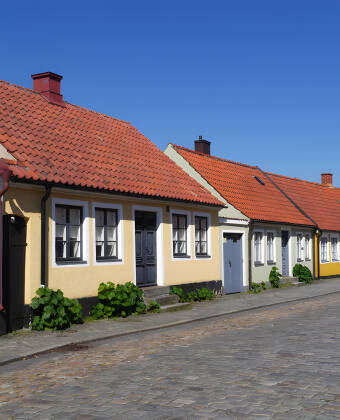 Bewundern Sie die gut erhaltenen Häuser im alten Stadtteil von Simrishamn