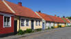 Se de små og yderst velbevarede huse i Simrishamns smukke gamle bydel.
