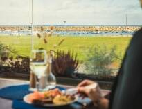 På hotellet kan dere nyte en middag i vakre og avslappende omgivelser med utsikt over havet.