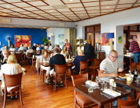 Den hyggelige restaurant har udsigt over havet og er populær blandt byens borgere.