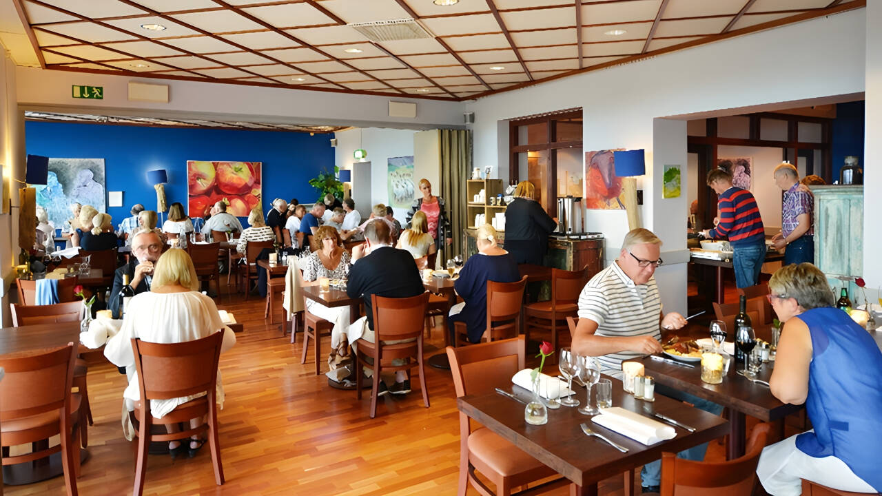 Das heimelige Restaurant hat Meeresblick und ist bei den Stadtbewohnern sehr beliebt