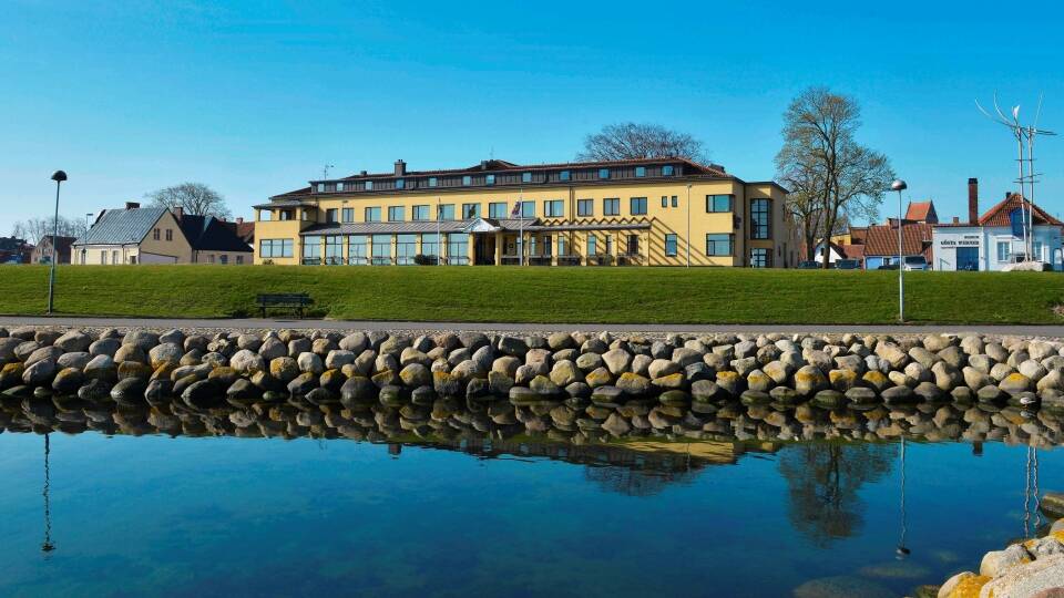 Hotell Svea is beautifully situated on the waterfront, yet central in the idyllic town of Simrishamn.