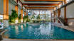 Das Hotel hat einen großen Wellnessbereich mit Hallenschwimmbad, Außenbecken und Sauna.