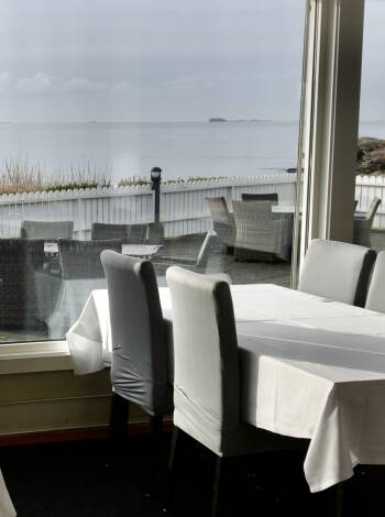 I restaurangen erbjuds god mat i trivsamma lokaler med utsikt över havet.