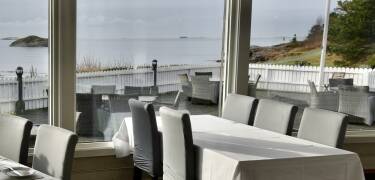 Genießen Sie die einladenden Speisen des Restaurants und den Blick aufs Meer.