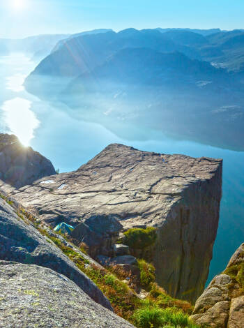 Upplev slående vyer från den välkända fjällplatån Preikestolen.