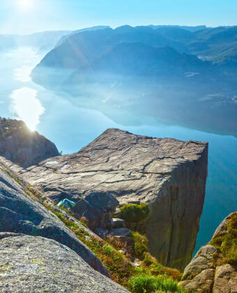Oplev den utrolige udsigt fra fjeldplateauet Preikestolen, ca. 45 km fra hotellet.