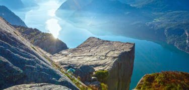 Erleben Sie die unglaubliche Aussicht vom Bergplateau Preikestolen, das etwa 45 km vom Hotel entfernt liegt.
