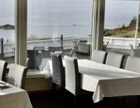 I restaurangen erbjuds god mat i trivsamma lokaler med utsikt över havet.