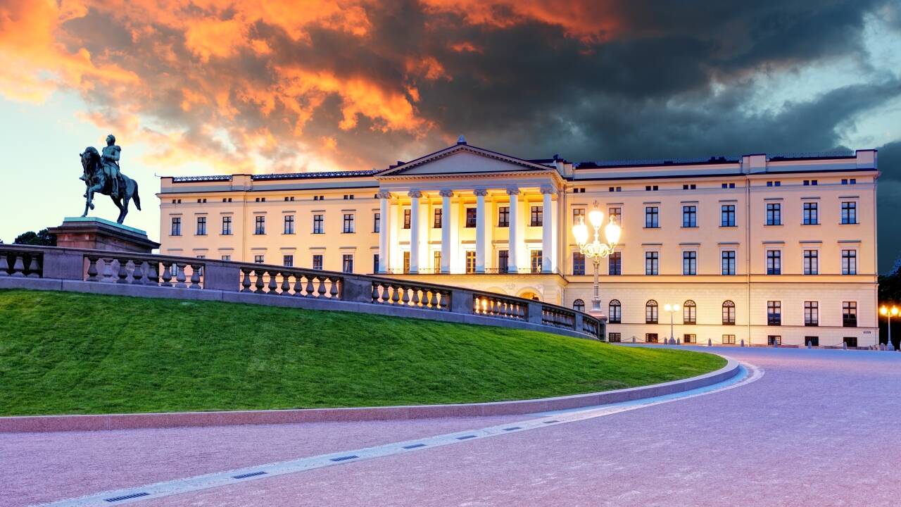 Besøg det smukke kongeslot i Oslo og gå en tur i slotshaven
