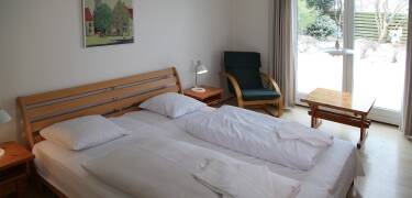 Dere sover i hyggelige og lyse rom på Tønder Motel Apartments.