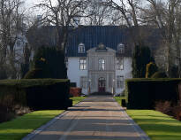 Besuchen Sie das beeindruckende Schloss in Møgeltønder, etwas außerhalb von Tønder.