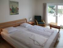 På Tønder Motel Apartments får I rummelige og lyse værelser med eget bad, toilet og TV..