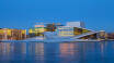 Die Oper ist einer der vielen Stolz Oslos und liegt am Fjord.