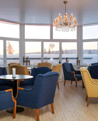 På hotellet kan dere nyte en kopp kaffe og en god bok foran den knitrende peisen