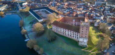 Passa på att ta del av de goda utflyktsmöjligheterna som finns inom behagligt avstånd.