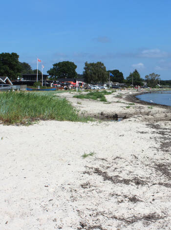 När vädret tillåter kan ni dessutom besöka den barnvänliga stranden Bjert.