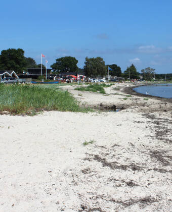 Machen Sie einen Strandausflug zum Bjert Strand. Der ist auch kinderfreundlich mit flachen Ufern und sandigen / felsigen Böden.