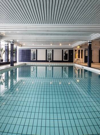 Schwimmen Sie eine Runde im hoteleigenen Pool.
