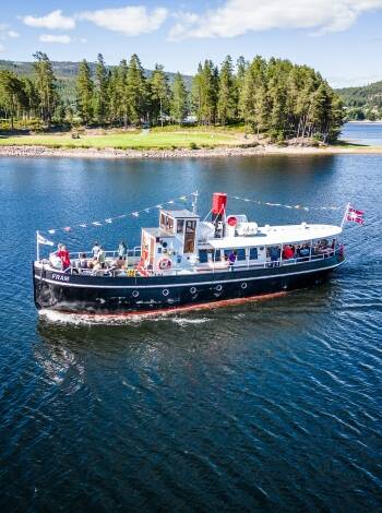 Eine gute Möglichkeit, die Gegend kennenzulernen, ist eine Bootsfahrt auf dem Telemarkkanal mit dem Oldtimerboot.