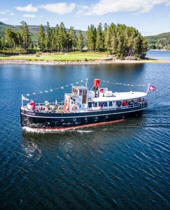 A good way to experience the area is with a boat trip on the Telemark Canal with the vintage boat