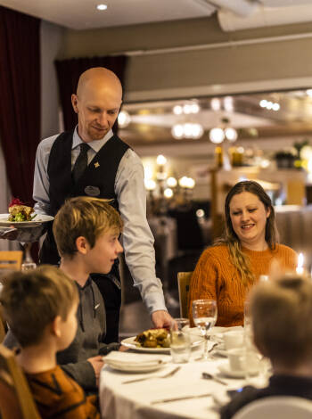 Genießen Sie ein köstliches Abendessen im gemütlichen Restaurant des Hotels.