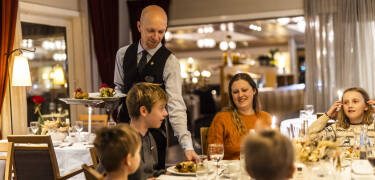 Njut av en härlig middag på hotellets mysiga restaurang.
