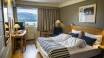 Bo komfortabelt på hotellets lyse rom, som utgjør en god base for deres opphold i Vrådal