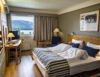 Bo komfortabelt på hotellets lyse rom, som utgjør en god base for deres opphold i Vrådal