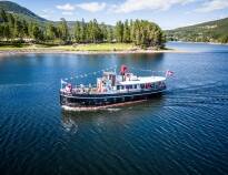 Eine gute Möglichkeit, die Gegend kennenzulernen, ist eine Bootsfahrt auf dem Telemarkkanal mit dem Oldtimerboot.