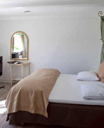 I vil hurtigt føle jer godt tilpas på et af kroens 27 hyggelige kroværelser, hvoraf 15 er suiter med spa.