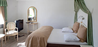 Alle Zimmer haben ein eigenes Bad und WC und sind mit Fön, bequemen Betten, Telefon und TV ausgestattet.
