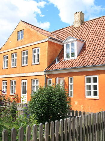 Missa inte att utforska den historiska och UNESCO listade staden Christiansfeld med kyrkan Brødremenigheden.